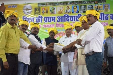 विश्व आदिवासी दिवस के अवसर पर कोरबा के बुधवारी स्थित आदिवासी शक्तिपीठ स्थल पर आयोजित
