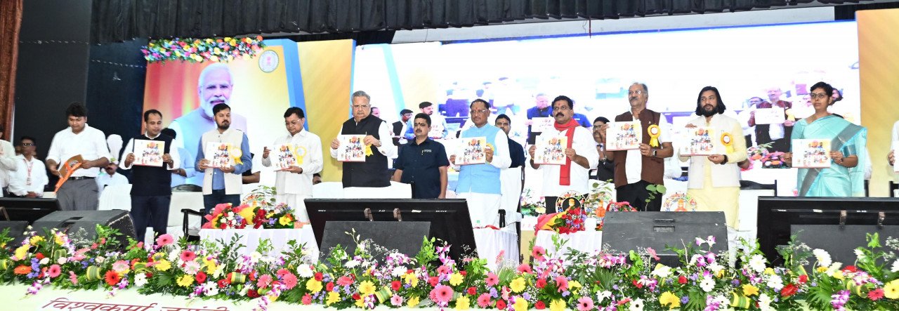 Chief-Minister-Shri-Sai-releasing-the-coffee-table-book-Cradles-of-Hope