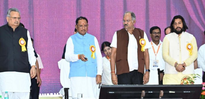 Chief-Minister-Vishnudev-Sai-transferring-the-amount-through-DBT