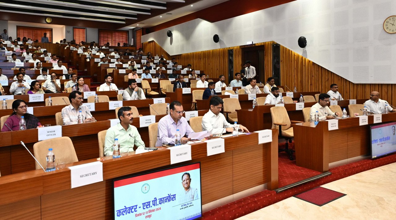 Collectors-and-officials-attending-collector-conference