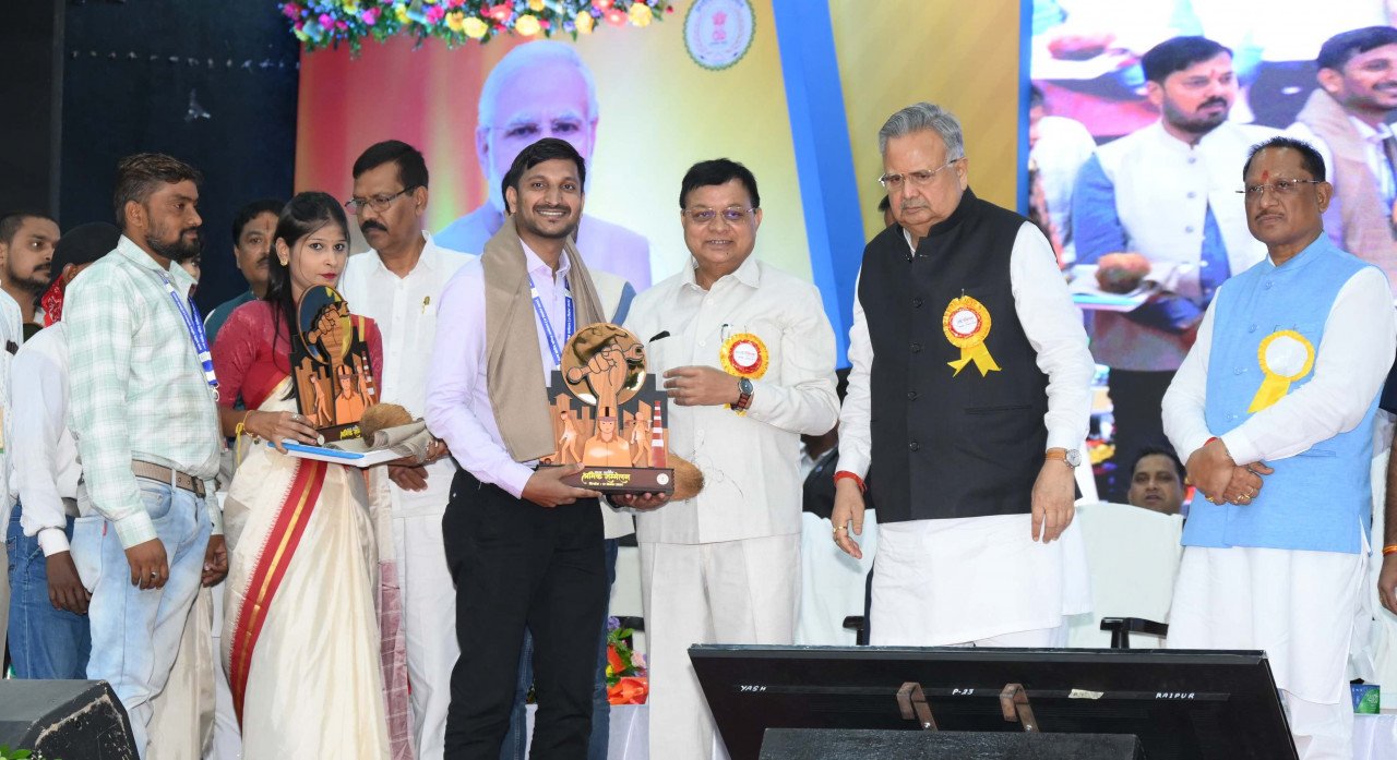 Industry-Minister-Lakhan-Lal-Devangan-honored-the-Shramveers-by-presenting-them-with-mementos