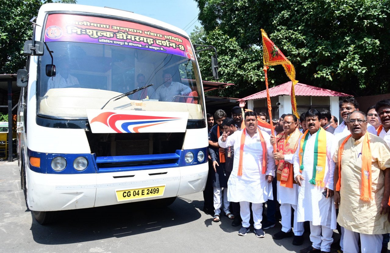 Chief-Minister-Vishnu-Dev-Sai-flagged-off-the-bus-of-devotees-going-for-the-darshan-of-Maa-Bamleshwar