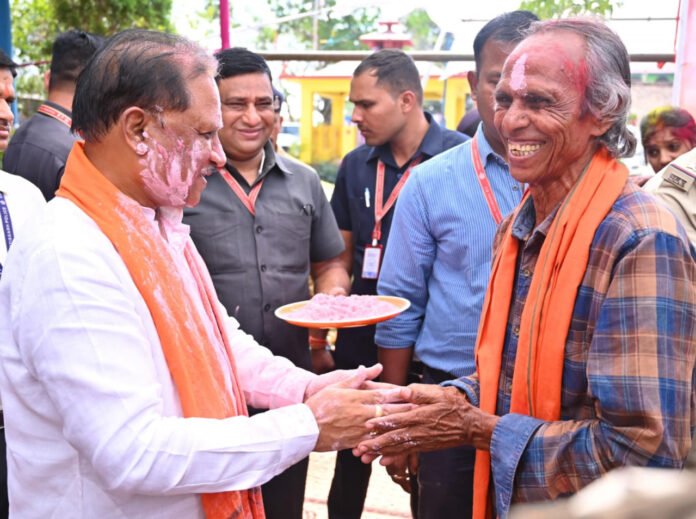 The Chief Minister warmly welcomed everyone, applied gulal and wished them well