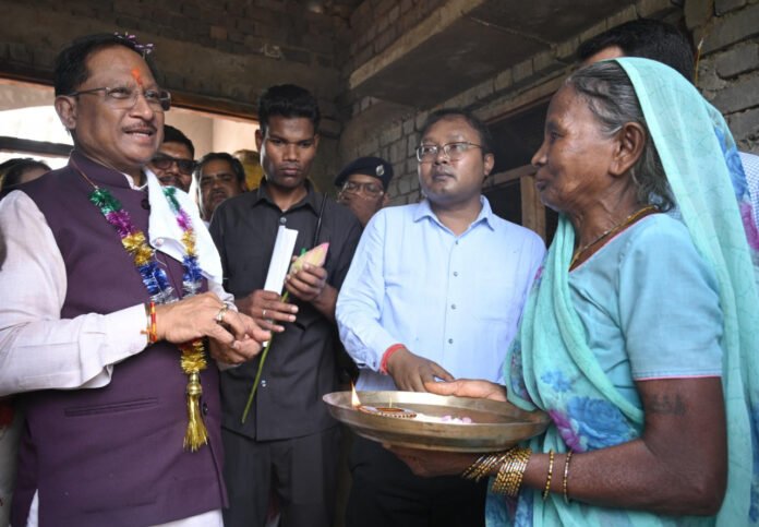 Chief Minister Mr. Sai and beneficiary Mrs. Sonai Bai