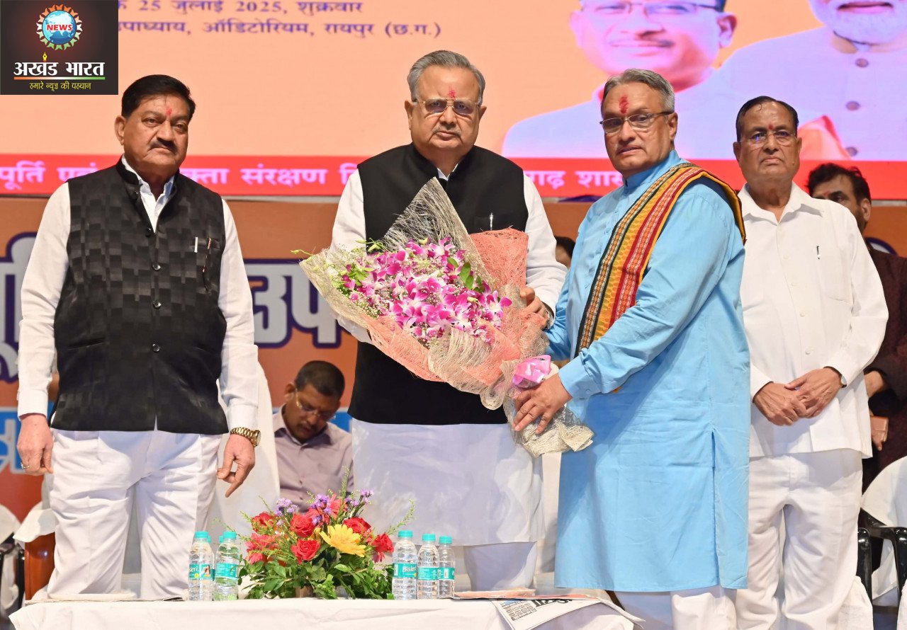 Assembly Speaker Dr. Raman Singh and Minister Dayal Das Baghel