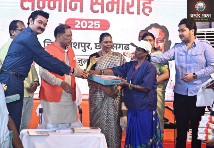 Chief Minister Sai honoring Swachhata Didis