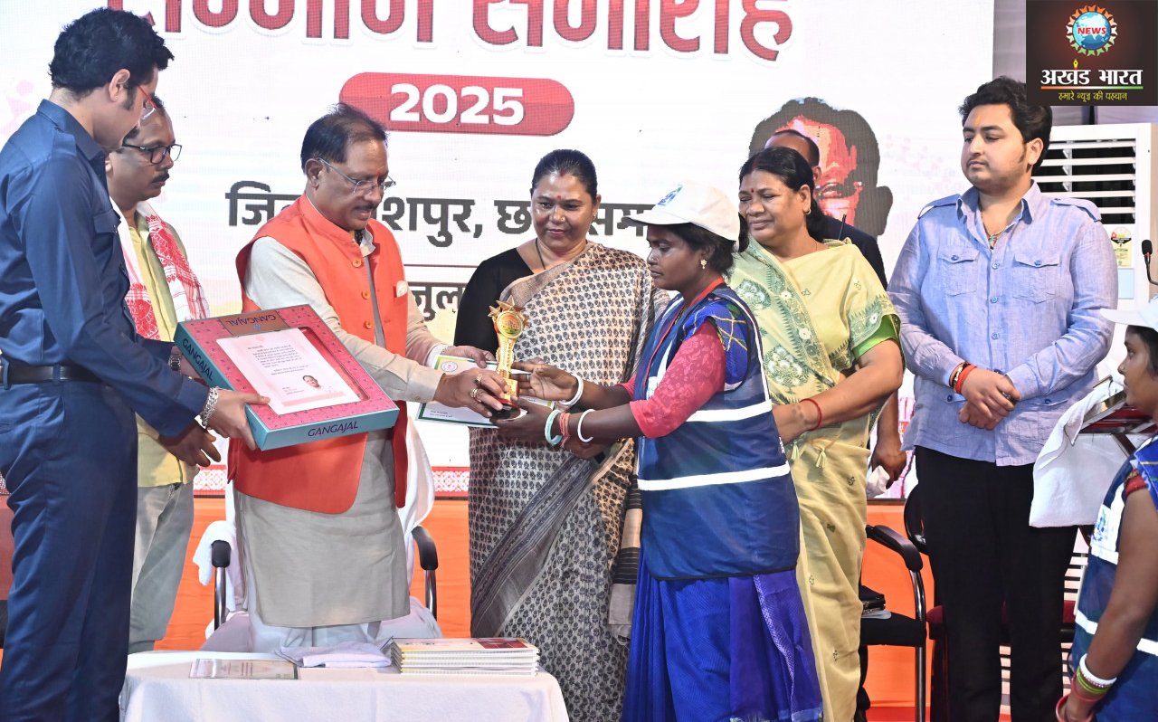 Chief Minister Vishnudev Sai honoring Swachhata Didis