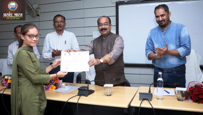 Deputy Chief Minister Sao gave certificates to the participants