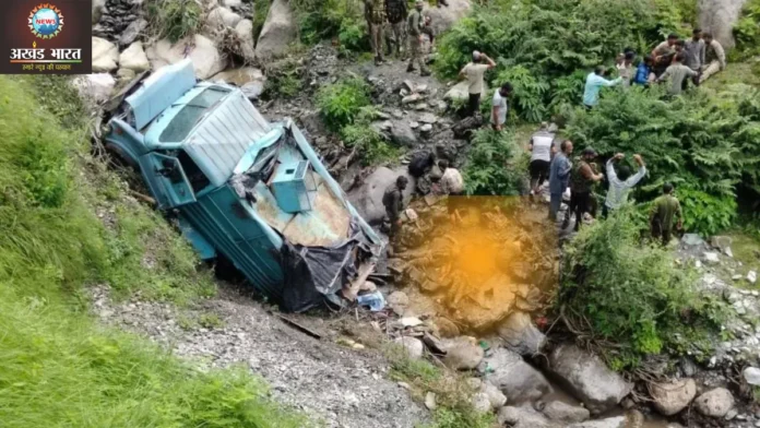 Car fell into 200 feet deep ditch Jammu- Kashmir