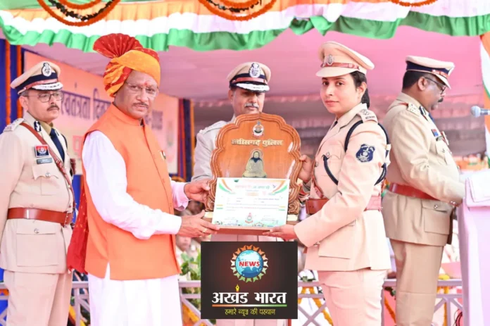 Chief Minister Shri Sai honoring the police officer 1   Chief Minister Vishnudev Sai