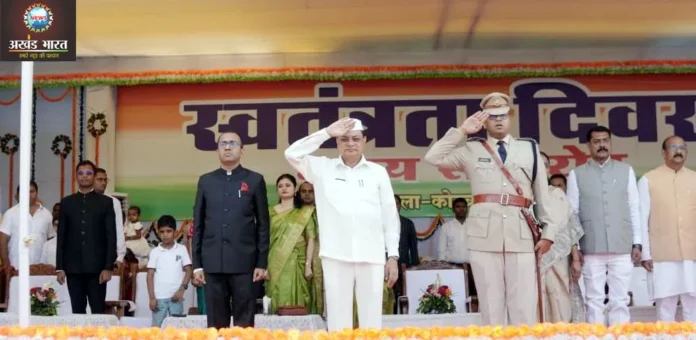 Labor Minister hoisted the flag and saluted the parade Independence Day