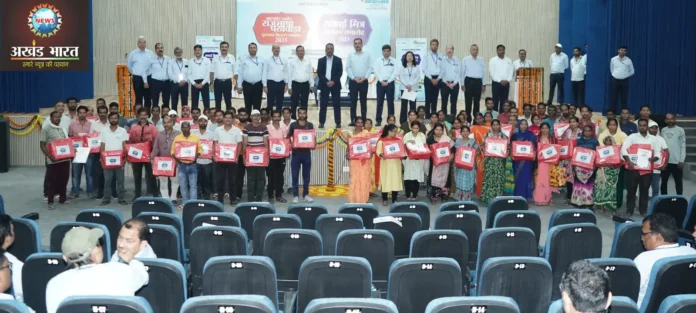 SECL honored the sanitation workers एसईसीएल