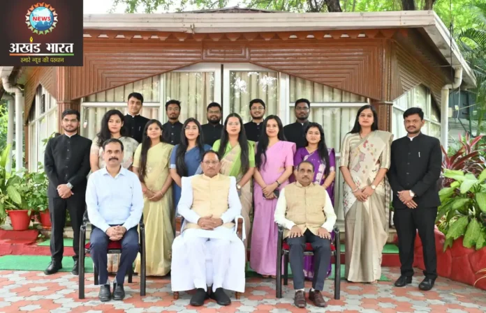 Trainee officers of the State Administrative Service paid a courtesy call on the Chief Minister मुख्यमंत्री विष्णुदेव साय