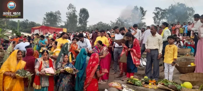 The devotees offered prayers to the rising sun छठ महापर्व