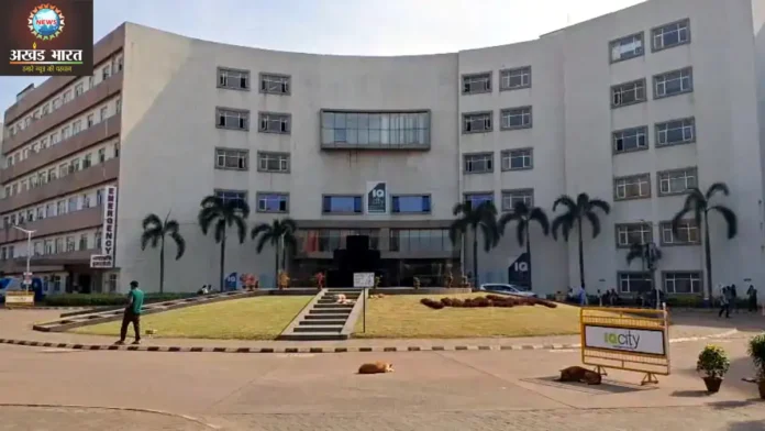 The girl studies in this private medical college in Durgapur पश्चिम बंगाल