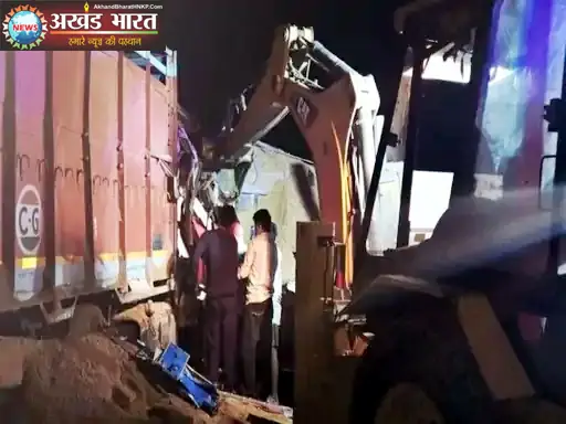 Fierce collision between a sand-laden Hiva and a truck रायपुर