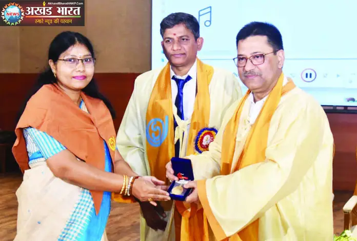 Lakshmi Rao of Korba received the gold medal at the IGNOU convocation दीक्षांत समारोह