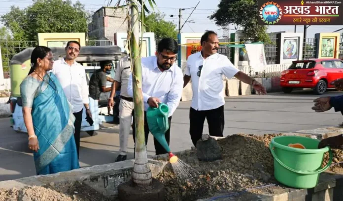 Mayor and Commissioner inaugurated the road divider plantation नगर पालिक निगम