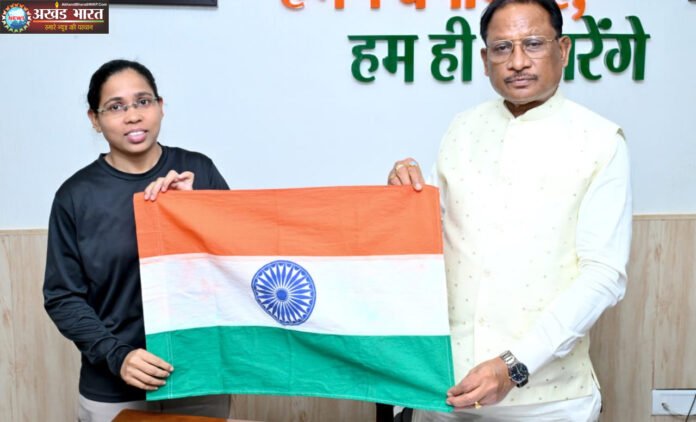 Chhattisgarh's daughter sets out to hoist the tricolor on Everest मुख्यमंत्री विष्णुदेव साय