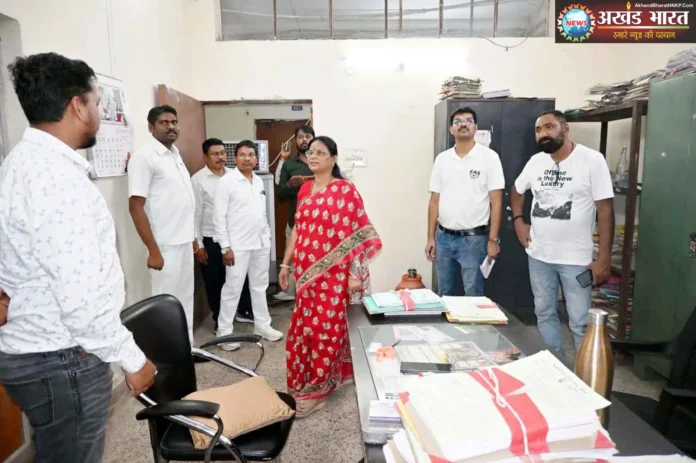 The Mayor made a surprise inspection of Saket Bhawan महापौर संजूदेवी राजपूत