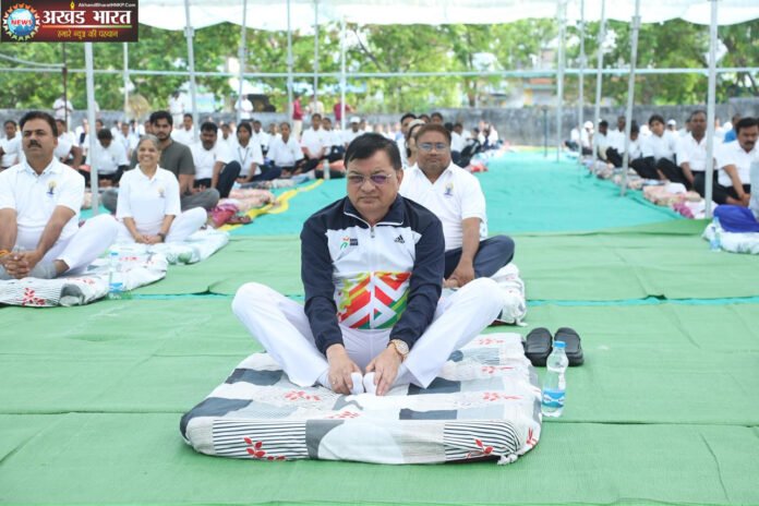 Yoga leads to physical and mental development मंत्री लखनलाल देवांगन