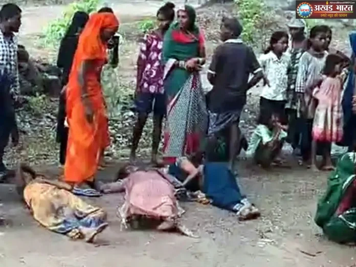 Pickup truck packed with laborers overturns पिकअप वाहन
