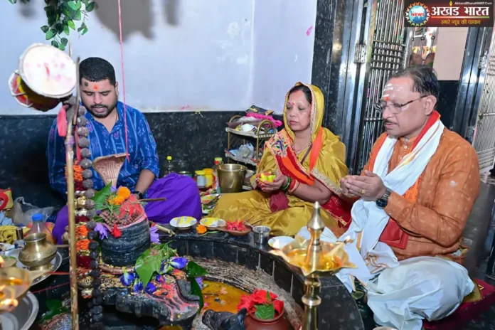 The Chief Minister performed the abhishek of Lord Mahadev