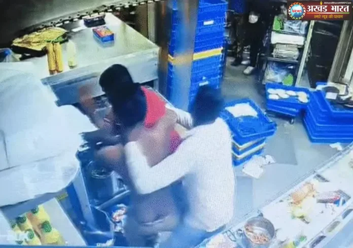 Politician beat up a pizza delivery boy यूथ कांग्रेस