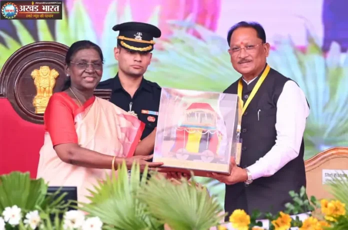 The President appreciated the unique traditions of Bastar Dussehra राष्ट्रपति श्रीमती द्रौपदी मुर्मु
